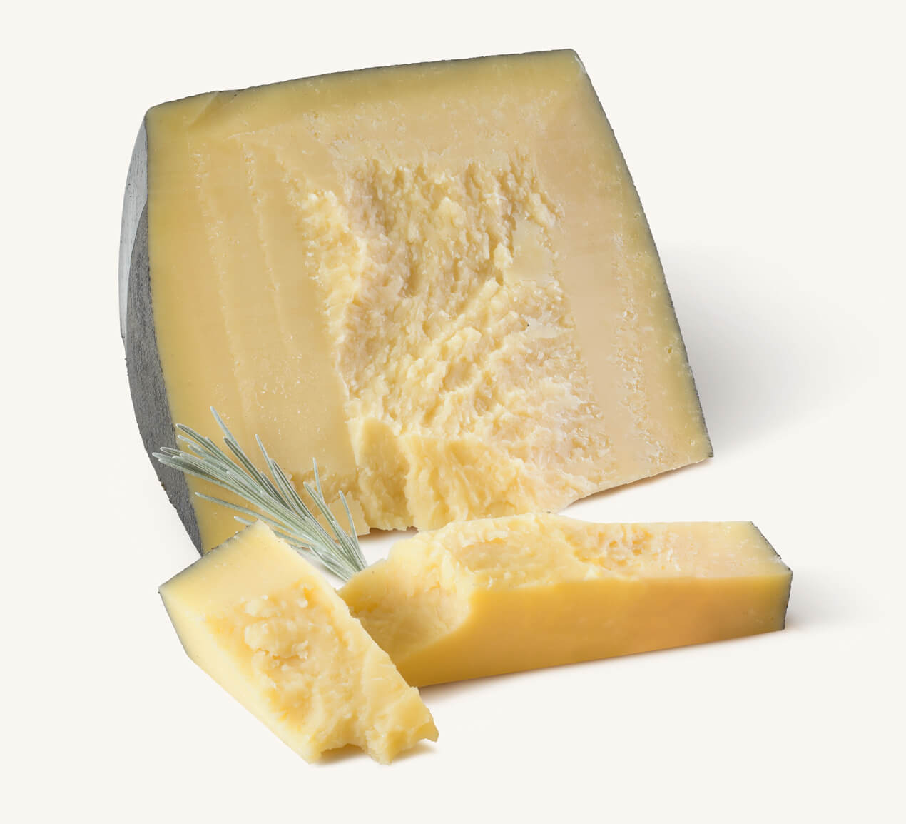 queso-romano Trozo de queso romano con cortes rectangulares y ramita de romero